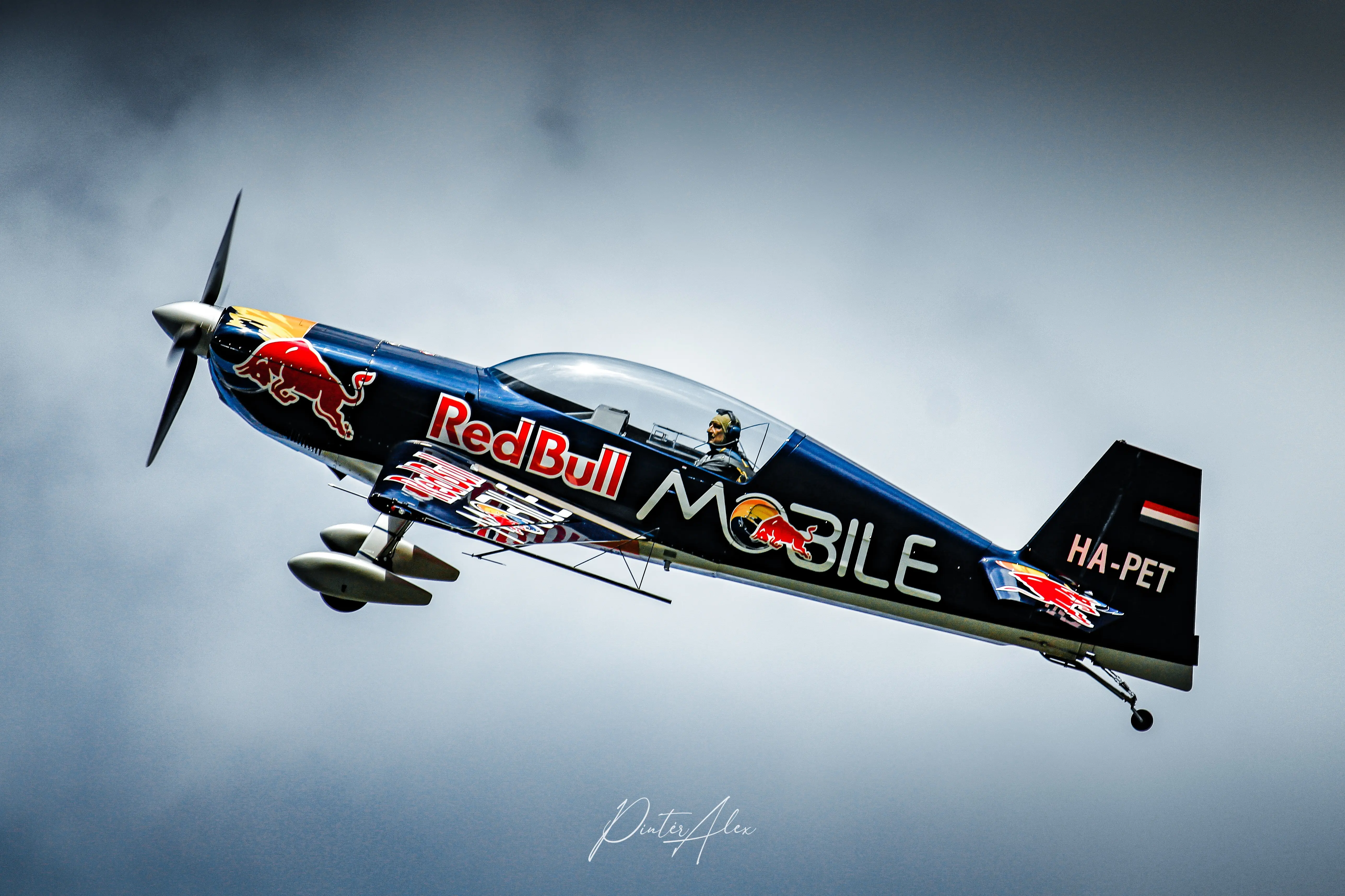 Extra 330